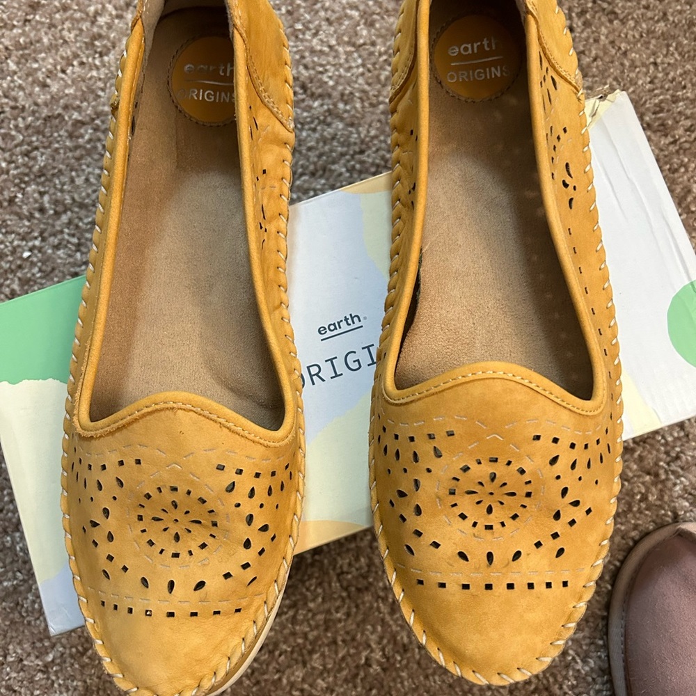 Really comfy Earth Origin leather flats. Nice summer shoe.